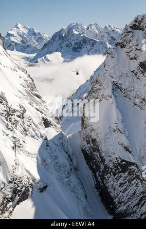 Helikopter-Rundflug über verschneite Berge, Südalpen, Südinsel, Neuseeland Stockfoto