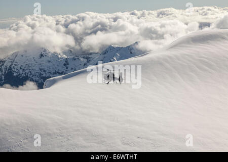 Helikopter-Rundflug über verschneite Berge, Südinsel, Neuseeland Stockfoto