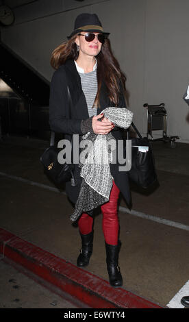 Brooke Shields am Los Angeles International Airport (LAX) trägt schwarze Stiefel, rote Hose und einem Filz Hut Featuring: Brooke Shields wo: Los Angeles, California, Vereinigte Staaten von Amerika bei: 10. Februar 2014 Stockfoto