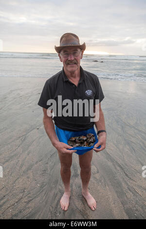 Menschen sammeln Muscheln, Karamea, West Coast, Südinsel, Neuseeland Stockfoto