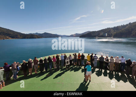 Passagiere stehen am Bug der Fähre betreten Marlborough Sounds, Tory Channel, Marlborough, Südinsel, Neuseeland Stockfoto