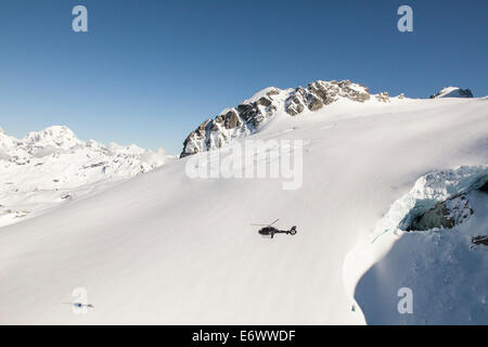 Helikopter-Rundflug über verschneite Berge und Gipfel der Südalpen, Südinsel, Neuseeland Stockfoto