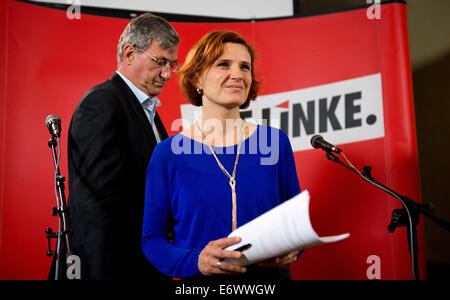 Berlin, Deutschland. 01. Sep, 2014. Eidgenössischen Anführer der The Left Party Katja Kipping (C) und Bernd Riexinger (L) sprechen Sie über die Ergebnisse des Parlaments Landtagswahlen in Sachsen auf einer Pressekonferenz in Berlin, Deutschland, 1. September 2014. Foto: Bernd von Jutrczenka/Dpa/Alamy Live News Stockfoto