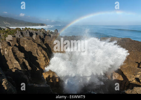 Regenbogen über Pancake rocks in Punakaiki, Dolomit Punkt, Tasmansee, Südinsel, Neuseeland Stockfoto