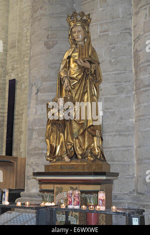 Gold vergoldet abgedeckt Statue von St. Gudule, cathédrale - STS-Michel-et-gudule, Parvis ste-gudule, Brüssel, Belgien. Stockfoto