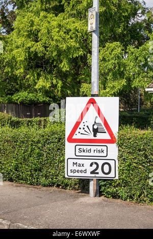 Straße funktioniert Zeichen Skid Risiko max. Geschwindigkeit 20 km/h Fen Road Milton Stockfoto