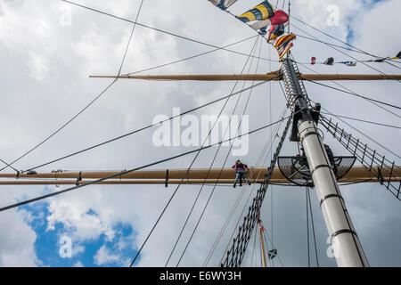 Gehen empor und auf dem Hof-Arm. Die erhaltenen SS Great Britain sitzt jetzt in einem klimatisierten Trockendock. Stockfoto