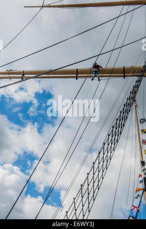 Gehen empor und auf dem Hof-Arm. Die erhaltenen SS Great Britain sitzt jetzt in einem klimatisierten Trockendock. Stockfoto