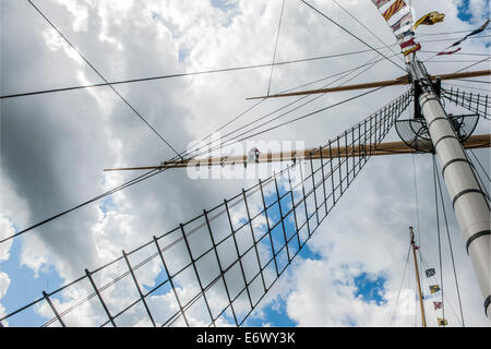 Gehen empor und auf dem Hof-Arm. Die erhaltenen SS Great Britain sitzt jetzt in einem klimatisierten Trockendock. Stockfoto