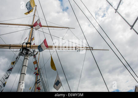 Gehen empor und auf dem Hof-Arm. Die erhaltenen SS Great Britain sitzt jetzt in einem klimatisierten Trockendock. Stockfoto