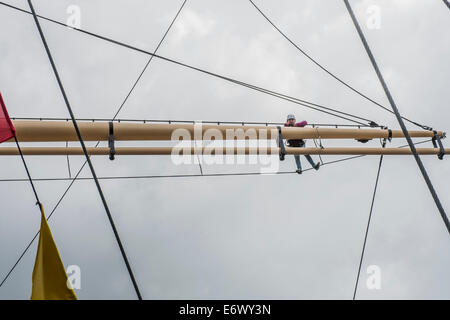 Gehen empor und auf dem Hof-Arm. Die erhaltenen SS Great Britain sitzt jetzt in einem klimatisierten Trockendock. Stockfoto