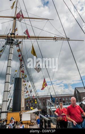 Gehen empor und auf dem Hof-Arm. Die erhaltenen SS Great Britain sitzt jetzt in einem klimatisierten Trockendock. Stockfoto