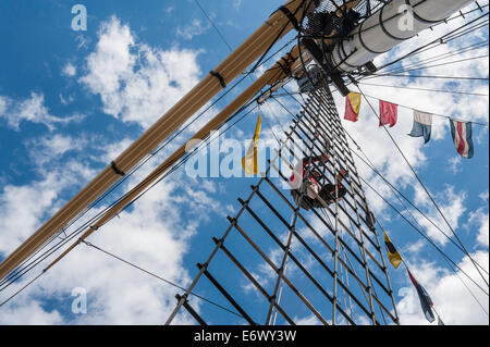 Gehen empor und auf dem Hof-Arm. Die erhaltenen SS Great Britain sitzt jetzt in einem klimatisierten Trockendock. Stockfoto