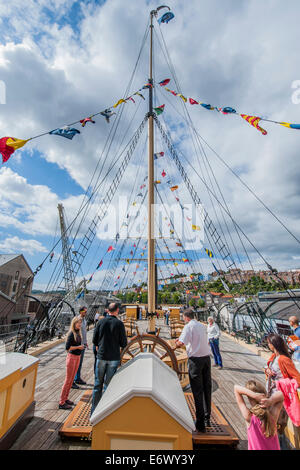 Gehen empor und auf dem Hof-Arm. Die erhaltenen SS Great Britain sitzt jetzt in einem klimatisierten Trockendock. Stockfoto