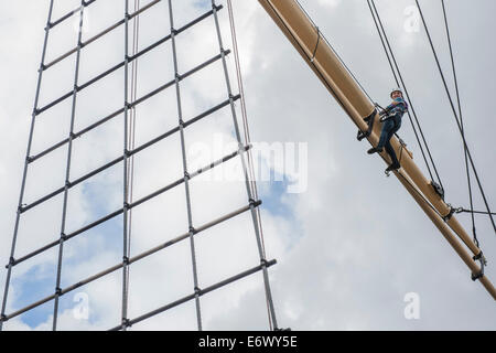 Gehen empor und auf dem Hof-Arm. Die erhaltenen SS Great Britain sitzt jetzt in einem klimatisierten Trockendock. Stockfoto