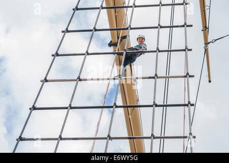 Gehen empor und auf dem Hof-Arm. Die erhaltenen SS Great Britain sitzt jetzt in einem klimatisierten Trockendock. Stockfoto