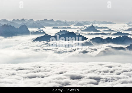 Blick vom Gipfel der Zugspitze, Garmisch-Partenkirchen, Bayern, Deutschland Stockfoto