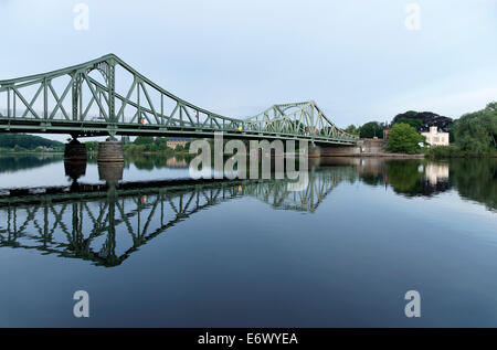 Glienicker Brücke und Reflexion in der Havel Villa Kampffmeyer, Villa Schöningen, Potsdam, Land Brandenburg, Deutschland Stockfoto