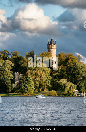 Tiefen See Lake auf der Havel, Sailors Haus und Flatow Turm im Park Babelsberg, Potsdam, Land Brandenburg, Deutschland Stockfoto