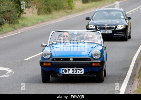 MG Midget Auto unterwegs Fosse Way, Warwickshire, UK Stockfoto