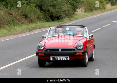 MG Midget Auto unterwegs Fosse Way, Warwickshire, UK Stockfoto