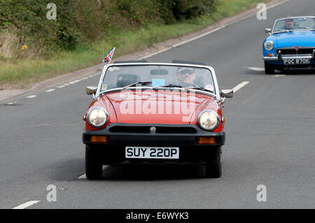 Ein Linkslenker MG Midget Auto unterwegs Fosse Way, Warwickshire, UK Stockfoto