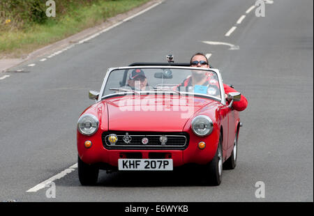 MG Midget Auto unterwegs Fosse Way, Warwickshire, UK Stockfoto