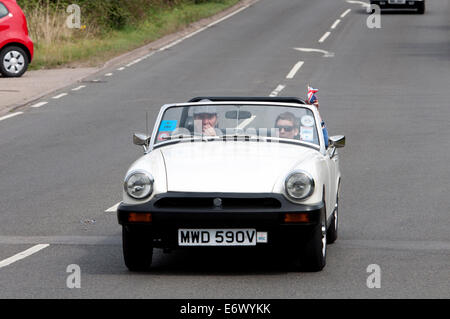 MG Midget Auto unterwegs Fosse Way, Warwickshire, UK Stockfoto