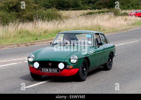 MGB GT Auto unterwegs Fosse Way, Warwickshire, UK Stockfoto
