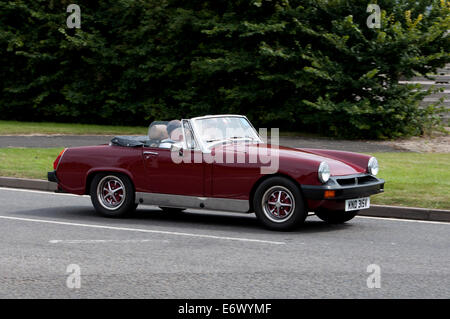 MG Midget Auto unterwegs Fosse Way, Warwickshire, UK Stockfoto