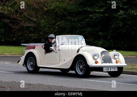 Morgan Auto unterwegs Fosse Way, Warwickshire, UK Stockfoto