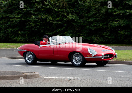 Jaguar E Type Auto unterwegs Fosse Way, Warwickshire, UK Stockfoto