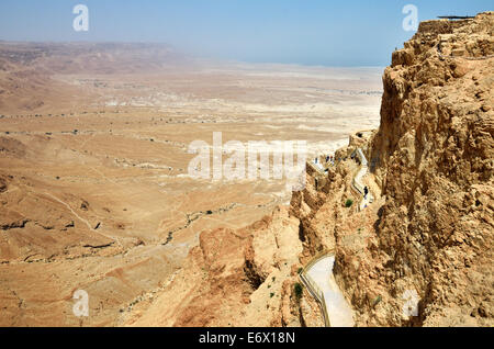 Ansicht der Judäischen Wüste und Schlange-Weg von der Spitze des Masada, Israel. Stockfoto