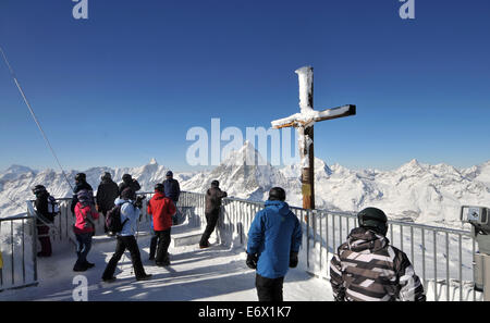 Auf dem kleinen Matterhorn Blick vom Mont Blanc zum Matterhorn Zermatt-Skigebiet, Wallis, Schweiz Stockfoto