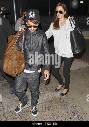 Angelina Jolie und ihren Sohn Maddox kommen am Flughafen Los Angeles International (LAX) Featuring: Angelina Jolie, Maddox Jolie Pitt wo: Los Angeles, California, Vereinigte Staaten von Amerika bei: 15. Februar 2014 Stockfoto