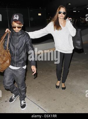 Angelina Jolie und ihren Sohn Maddox kommen am Flughafen Los Angeles International (LAX) Featuring: Angelina Jolie, Maddox Jolie Pitt wo: Los Angeles, California, Vereinigte Staaten von Amerika bei: 15. Februar 2014 Stockfoto