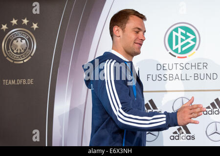 Düsseldorf, Deutschland. 01. Sep, 2014. Deutschen Nationaltorhüter Manuel Neuer kommt für die Pressekonferenz in Düsseldorf, 1. September 2014. Deutschland trifft auf Argentinien in Düsseldorf am 3. September 2014. Foto: Federico Gambarini/Dpa/Alamy Live News Stockfoto