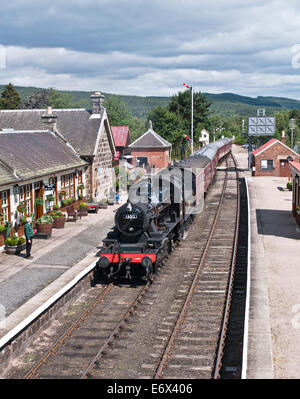 Restaurierte Lok dampft in Boat of Garten Station aus Broomhill, Strathspey Steam Railway, Cairngorm National Park Stockfoto