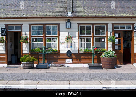 Lustige Zeichen "Wasser für gedämpfte, Hunde" Boat of Garten Station, Strathspey Steam Railway, in der Nähe von Aviemore, Cairngorms Schottland Stockfoto