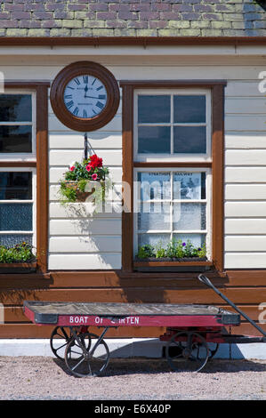 Vintage Uhr und Gepäck Wagen auf Plattform in Boat of Garten Station, Strathspey Steam Railway, in der Nähe von Aviemore Cairngorms Stockfoto