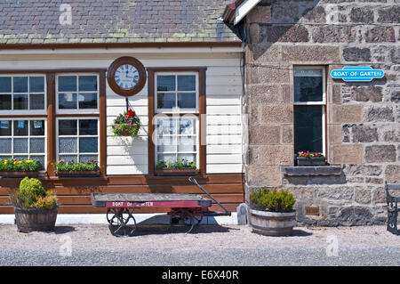 Vintage Uhr und Gepäck Wagen auf Plattform in Boat of Garten Station, Strathspey Steam Railway, in der Nähe von Aviemore Cairngorms Stockfoto