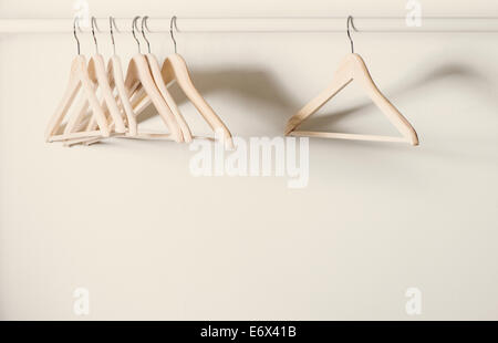 Leere Kleiderbügel auf einem Kleiderständer in verlassenen Garderobe Stockfoto