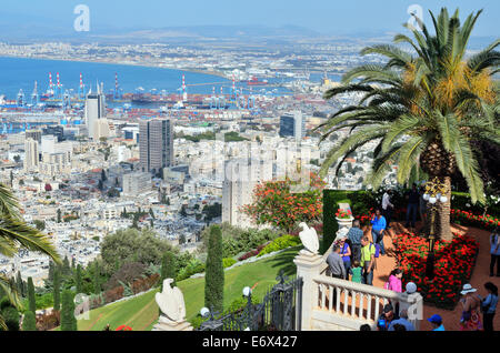 Blick auf Haifa von Terrassen am Bahai-Weltzentrum Stockfoto