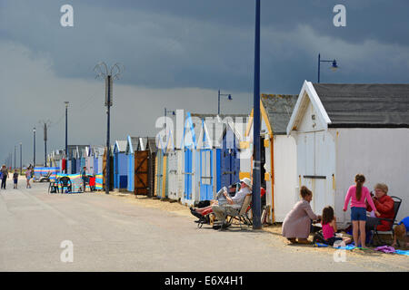 Strandhütten an der Promenade, Felixstowe, Suffolk, England, Großbritannien Stockfoto