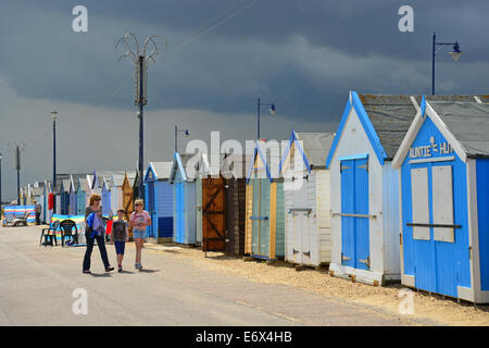 Strandhütten an der Promenade, Felixstowe, Suffolk, England, Großbritannien Stockfoto