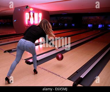 Die Robin Hood Projekt Celebrity Bowling im Bowling Alley mit Pinz: Khloe Kardashian wo: Studio City, Kalifornien, Vereinigte Staaten, wann: 15. Februar 2014 Stockfoto