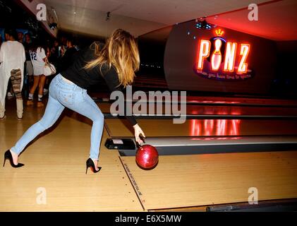 Die Robin Hood Projekt Celebrity Bowling im Bowling Alley mit Pinz: Khloe Kardashian wo: Studio City, Kalifornien, Vereinigte Staaten, wann: 15. Februar 2014 Stockfoto