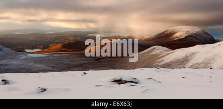 Große Panorama der schneebedeckten North West Highlands mit dem Blick auf den Gipfel des Segeln Mhor in den Bergen An Teallach, Sc Stockfoto