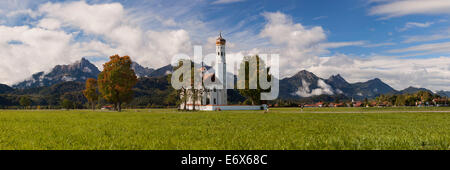 Idyllische Ansicht der barocken Kirche von St. Coloman in der Nähe von Schwangau mit den Tannheimer Bergen im Hintergrund, Bayern, Keim Stockfoto