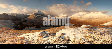 Große Panorama der schneebedeckten North West Highlands mit Blick auf die Gipfel der Sgurr Dubh, Gipfelns und Beinn Eighe (von lef Stockfoto